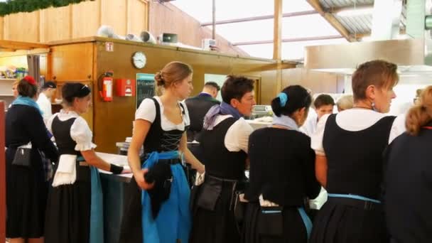 17 de septiembre de 2017 - Munich, Alemania: Camareras con trajes nacionales bávaros esperan comida y cerveza en la carpa de cerveza — Vídeo de stock