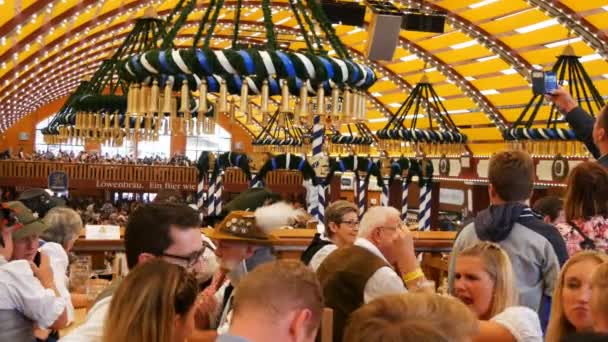 17 september 2017 - Oktoberfest, München, Tyskland: Människor dricka, sjunga, fira ha kul i öltältet på Oktoberfest i Bayern — Stockvideo