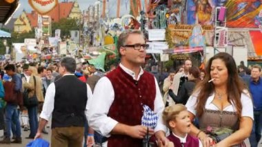 17 Eylül 2017 - Almanya: kişilik bir kalabalık giyinmiş Ulusal Bavyera kostümleri yürüyüş boyunca Oktoberfest geçmiş eğlence konumlar ve çadır yemek ve tatlılar