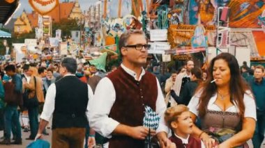 17 Eylül 2017 - Almanya: kişilik bir kalabalık giyinmiş Ulusal Bavyera kostümleri yürüyüş boyunca Oktoberfest geçmiş eğlence konumlar ve çadır yemek ve tatlılar