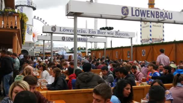 2017年9月17日-慕尼黑, 德国: 世界著名啤酒节, 人们坐在酒吧或啤酒帐篷里喝啤酒与面包师, 笑, 有乐趣和庆祝 — 图库视频影像