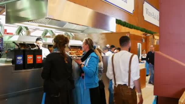 17 września 2017 - Monachium, Niemcy: kelnerki w bawarskim krajowych odpowiada czekać na jedzenie i piwo w namiocie piwnym — Wideo stockowe