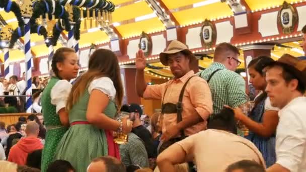 17 de setembro de 2017 - Oktoberfest, Munique, Alemanha: as pessoas bebem, cantam, celebram se divertem em uma barraca de cerveja no Oktoberfest, na Baviera — Vídeo de Stock