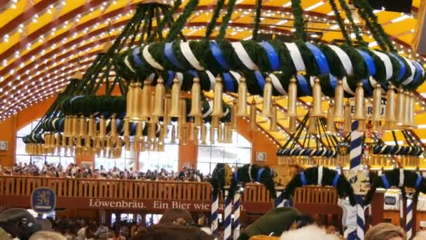 17 settembre 2017 - Monaco di Baviera, Germania: L'interno della tenda della birra all'Oktoberfest, Theresienwiese, Baviera — Video Stock