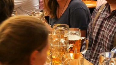 17 Eylül 2017 - Münih, Almanya: çok sayıda cam bira bardağı bira ile dolu. İnsanlar Oktoberfest, dünyaca ünlü festivalin Bavyera üzerine getirin