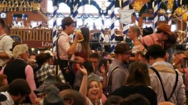 17 Eylül 2017 - Münih, Almanya: Dünya ünlü Oktoberfest bira Festivali, Fırıncılar ile bira içme, gülüyor, eğleniyor ve kutlama bir pub ya da bira çadırda insanlar oturuyor