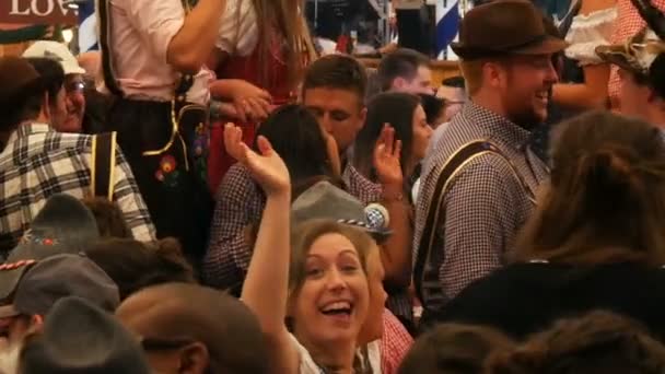 17 de setembro de 2017 - Oktoberfest, Munique, Alemanha: as pessoas bebem, cantam, celebram se divertem em uma barraca de cerveja no Oktoberfest, na Baviera — Vídeo de Stock