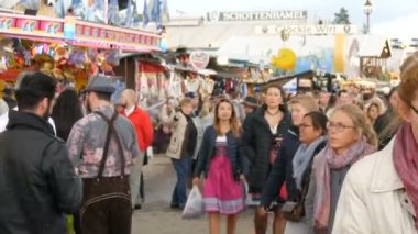 17 Eylül 2017 - Oktoberfest, Münih, Almanya: İnsanlar yürürken, insanlar, kalabalık ve çevresinde dünya Bira Festivali yakın konumlar ve çadır gıda ile eğlenin