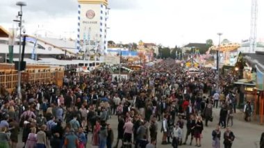 17 Eylül 2017 - Oktoberfest, Münih, Almanya: dünyanın ünlü Halk Festivali Oktoberfest Ulusal Bavyera elbiseli dolaşan insanlar büyük kalabalık görünümünü