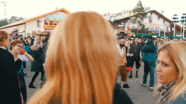 17 Eylül 2017 - Oktoberfest, Münih, Almanya: kalabalık dünya Bira Festivali yakın konumlar ve çadır gıda ile dolaşan insan