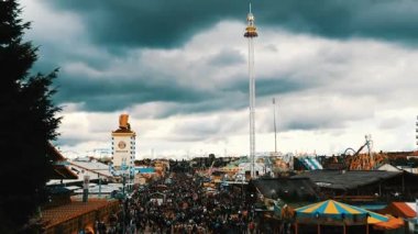 17 Eylül 2017 - Oktoberfest, Münih, Almanya: Oktoberfest Ulusal Bavyera içinde dolaşan insanlar büyük kalabalık görünümünü uygun, Theresienwiese, üstten görünüm