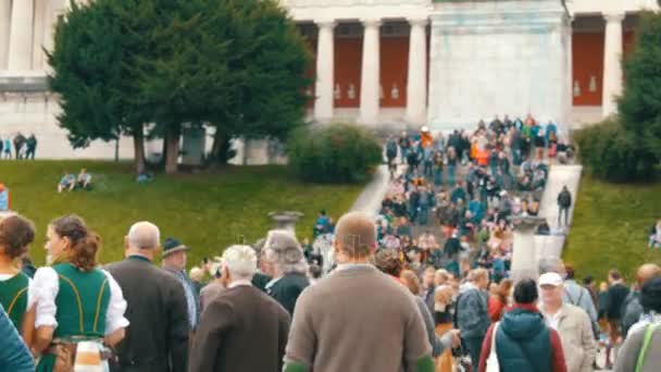 17 вересня 2017 - місця проведення фестивалю Октоберфест, Мюнхен, Німеччина: натовп людей, що йдуть і весело провести час навколо Всесвітній фестиваль пива поблизу пам'ятки намети з їжею а також поблизу статуя Баварії — стокове відео