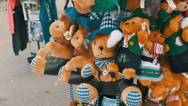 17 September 2017 - Oktoberfest, Munich, Jerman: Sejumlah besar anak beruang souvenir dari karakter oktoberfest. Festival Bir Dunia di Bavaria — Stok Video