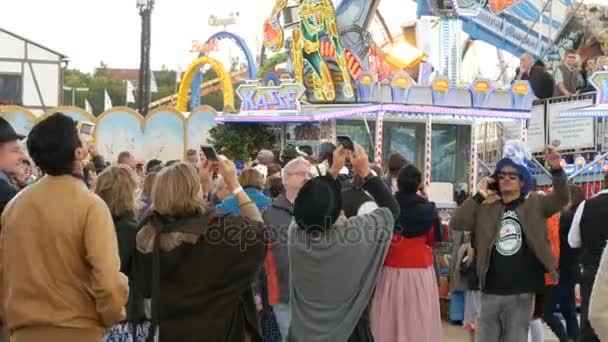 17 septembre 2017 - Oktoberfest, Munich, Allemagne : foule de personnes marchant et s'amusant autour du festival mondial de la bière près des attractions et des tentes avec de la nourriture — Video