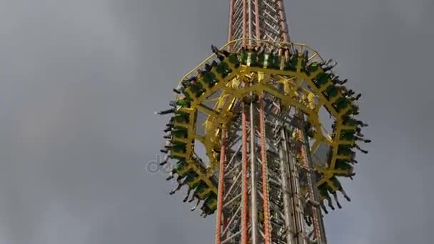 17 de setembro de 2017 Oktoberfest, Munique, Alemanha: Dizzying ride on which is breathtaking. Festival Mundial da Cerveja na Baviera — Vídeo de Stock