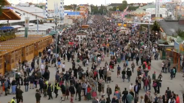 17. September 2017 - Oktoberfest, München: Blick auf die riesige Menschenmenge, die in bayrischen Trachten über das Oktoberfest läuft, auf der Theresienwiese, von oben — Stockvideo