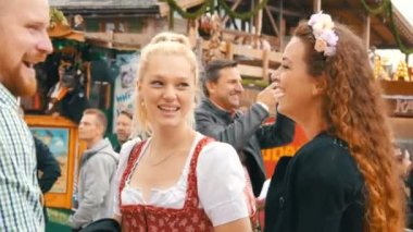 17 Eylül 2017 - Oktoberfest, Münih, Almanya: Ulusal Bavyera takım elbise dirdl olağanüstü güzel kızlarda gülümsemek insanlar kalabalıkta