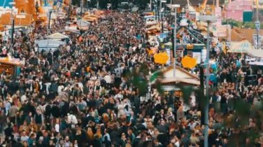 17 Eylül 2017 - Oktoberfest, Münih, Almanya: Oktoberfest Ulusal Bavyera içinde dolaşan insanlar büyük kalabalık görünümünü uygun, Theresienwiese, üstten görünüm