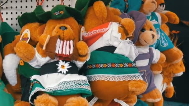 17 сентября 2017 года - Октоберфест, Мюнхен, Германия: Большое количество медведей-сувениров персонажей Октоберфеста. Всемирный фестиваль пива в Баварии — стоковое видео