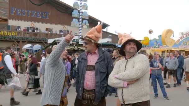 17 září 2017 - Oktoberfest, Mnichov, Německo: dav lidí, kteří jdou a bavit se po celém světě pivní festival poblíž atrakcí a stany s jídlem — Stock video