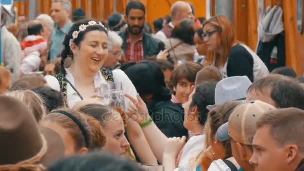 17 září 2017 - Oktoberfest, Mnichov, Německo: Lidé odpočívá, smáli se baví a sit pití piva z obrovské skleněné hrnky na Theresienwiese v Bavorsku na světové pivní slavnosti — Stock video
