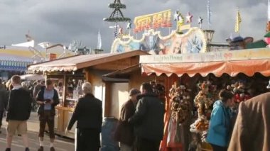 17 Eylül 2017 - Oktoberfest, Münih, Almanya: kalabalık dünya Bira Festivali yakın konumlar ve çadır gıda ile dolaşan insan