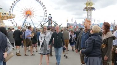 17 Eylül 2017 - Oktoberfest, Münih, Almanya: İnsanlar yürürken, insanlar, kalabalık ve çevresinde dünya Bira Festivali yakın konumlar ve çadır gıda ile eğlenin
