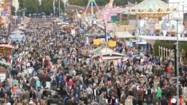 17 Eylül 2017 - Oktoberfest, Münih, Almanya: dünyanın ünlü Halk Festivali Oktoberfest Ulusal Bavyera elbiseli dolaşan insanlar büyük kalabalık görünümünü