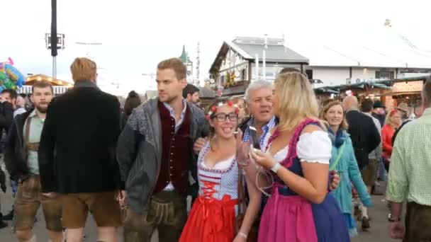 17 septembre 2017 - Oktoberfest, Munich, Allemagne : foule de personnes marchant et s'amusant autour du festival mondial de la bière près des attractions et des tentes avec de la nourriture — Video
