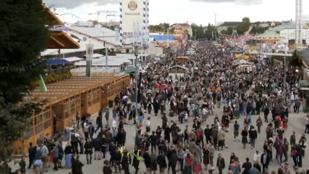 17 de septiembre de 2017 - Oktoberfest, Múnich, Alemania: Vista de la gran multitud de personas que caminan alrededor del Oktoberfest en trajes bavarianos nacionales, en Theresienwiese, vista superior — Vídeo de stock