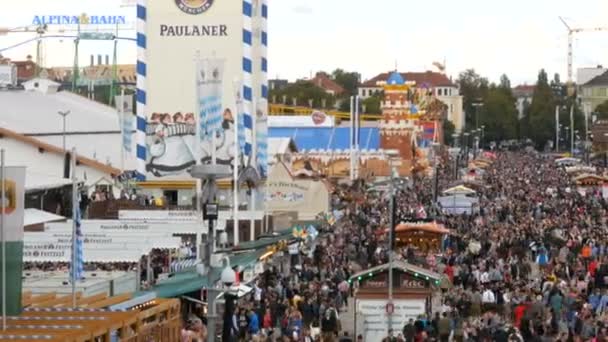 17 сентября 2017 - Октоберфест, Мюнхен, Германия: взгляд огромной толпы людей, гуляющих по Октоберфесту в национальных баварских костюмах, знаменитый фольклорный фестиваль в мире — стоковое видео