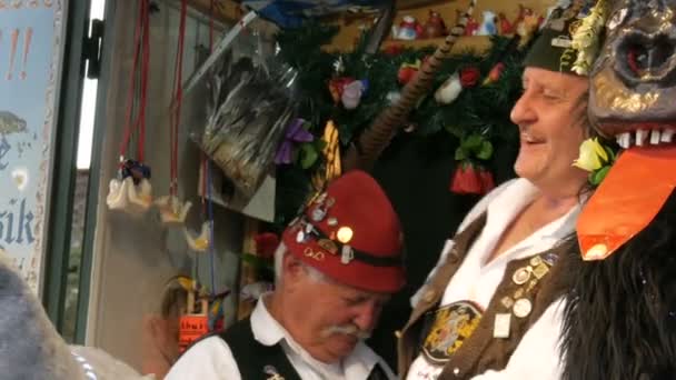 17 сентября 2017 - Октоберфест, Мюнхен, Германия: Впечатляющие мужчины в национальных баварских костюмах и шляпах с ручкой общаются с людьми и смеются — стоковое видео