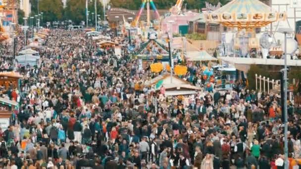 17 de septiembre de 2017 - Oktoberfest, Múnich, Alemania: Vista de la gran multitud de personas que caminan alrededor del Oktoberfest en trajes bavarianos nacionales, en Theresienwiese, vista superior — Vídeo de stock