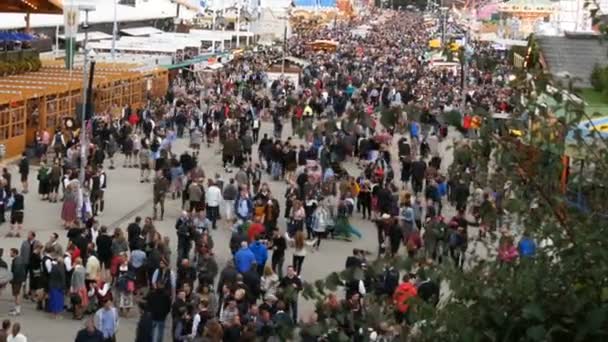 17 de setembro de 2017 Oktoberfest, Munique, Alemanha: Vista da enorme multidão de pessoas andando ao redor do Oktoberfest em ternos nacionais da Baviera, em Theresienwiese, vista superior — Vídeo de Stock
