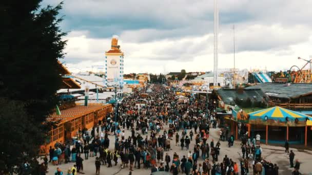 17 września 2017 - Oktoberfest, Monachium, Niemcy: Zobacz ogromny tłum ludzi spacerujących Oktoberfest w krajowym Bawarii garnitury, na Theresienwiese, widok z góry — Wideo stockowe