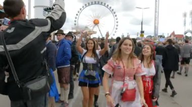 17 Eylül 2017 - Oktoberfest, Münih, Almanya: İnsanlar yürürken, insanlar, kalabalık ve çevresinde dünya Bira Festivali yakın konumlar ve çadır gıda ile eğlenin