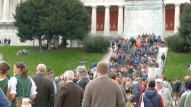 17 Eylül 2017 - Oktoberfest, Münih, Almanya: İnsanlar yürürken, insanlar, kalabalık ve çevresinde dünya Bira Festivali yakın konumlar ve çadır gıda ile eğlenin