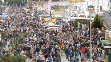 17 Eylül 2017 - Oktoberfest, Münih, Almanya: dünyanın ünlü Halk Festivali Oktoberfest Ulusal Bavyera elbiseli dolaşan insanlar büyük kalabalık görünümünü