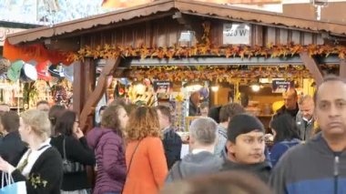17 Eylül 2017 - Oktoberfest, Münih, Almanya: İnsanlar yürürken, insanlar, kalabalık ve çevresinde dünya Bira Festivali yakın konumlar ve çadır gıda ile eğlenin