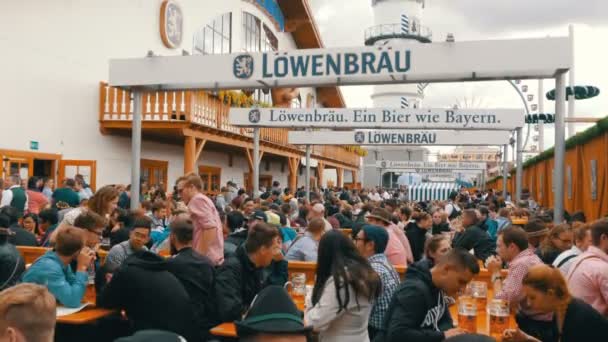 September 17, 2017 - Oktoberfest, München, Tyskland: Människor sit dricka öl ur stora glas muggar på Theresienwiese i Bayern på World Beer Festival — Stockvideo