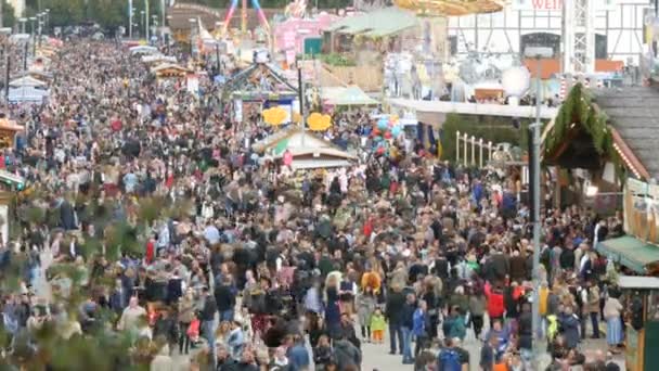 17. september 2017 Oktoberfest, Munich, Tyskland: Udsigt til den enorme menneskemængde, der går rundt i Oktoberfesten i nationale bayerske dragter, Den berømte folkefest i verden – Stock-video