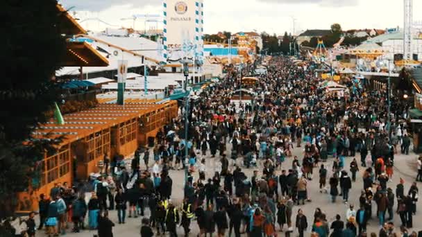 17 сентября 2017 - Октоберфест, Мюнхен, Германия: взгляд огромной толпы людей, гуляющих вокруг Октоберфеста в национальных баварских костюмах, на Терезиенвизе, вид сверху — стоковое видео