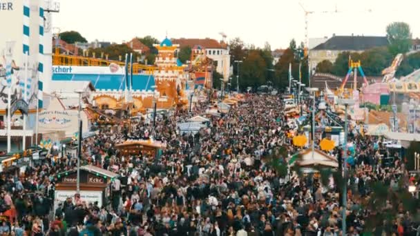 17 de septiembre de 2017 - Oktoberfest, Múnich, Alemania: Vista de la gran multitud de personas que caminan alrededor del Oktoberfest en trajes bavarianos nacionales, en Theresienwiese, vista superior — Vídeos de Stock