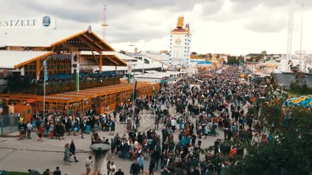 17 сентября 2017 - Октоберфест, Мюнхен, Германия: взгляд огромной толпы людей, гуляющих вокруг Октоберфеста в национальных баварских костюмах, на Терезиенвизе, вид сверху — стоковое видео