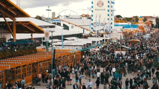 17 settembre 2017 - Oktoberfest, Monaco di Baviera, Germania: Veduta dell'enorme folla di persone che cammina intorno all'Oktoberfest in abiti bavaresi nazionali, su Theresienwiese, vista dall'alto — Video Stock