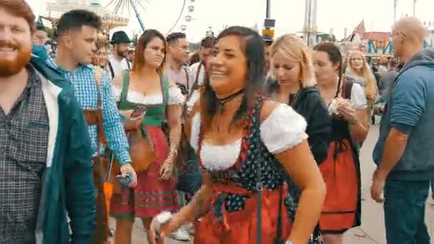 17 de septiembre de 2017 - Oktoberfest, Múnich, Alemania: multitud de personas caminando y divirtiéndose alrededor del festival mundial de la cerveza cerca de atracciones y tiendas de campaña con comida — Vídeos de Stock