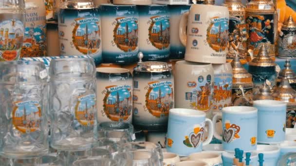 Le 17 septembre 2017 - Oktoberfest, Munich, Allemagne : Grand nombre de tasses à bière en verre souvenir et en porcelaine. Festival mondial de la bière en Bavière — Video