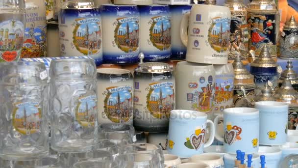 17 de septiembre de 2017 - Oktoberfest, Múnich, Alemania: Gran cantidad de vasos de recuerdo y jarras de cerveza de porcelana. Festival Mundial de la Cerveza en Bavaria — Vídeo de stock