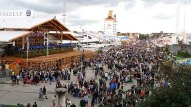 17 Eylül 2017 - Oktoberfest, Münih, Almanya: dünyanın ünlü Halk Festivali Oktoberfest Ulusal Bavyera elbiseli dolaşan insanlar büyük kalabalık görünümünü