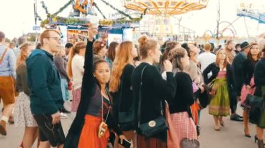 17 Eylül 2017 - Oktoberfest, Münih, Almanya: İnsanlar yürürken, insanlar, kalabalık ve çevresinde dünya Bira Festivali yakın konumlar ve çadır gıda ile eğlenin